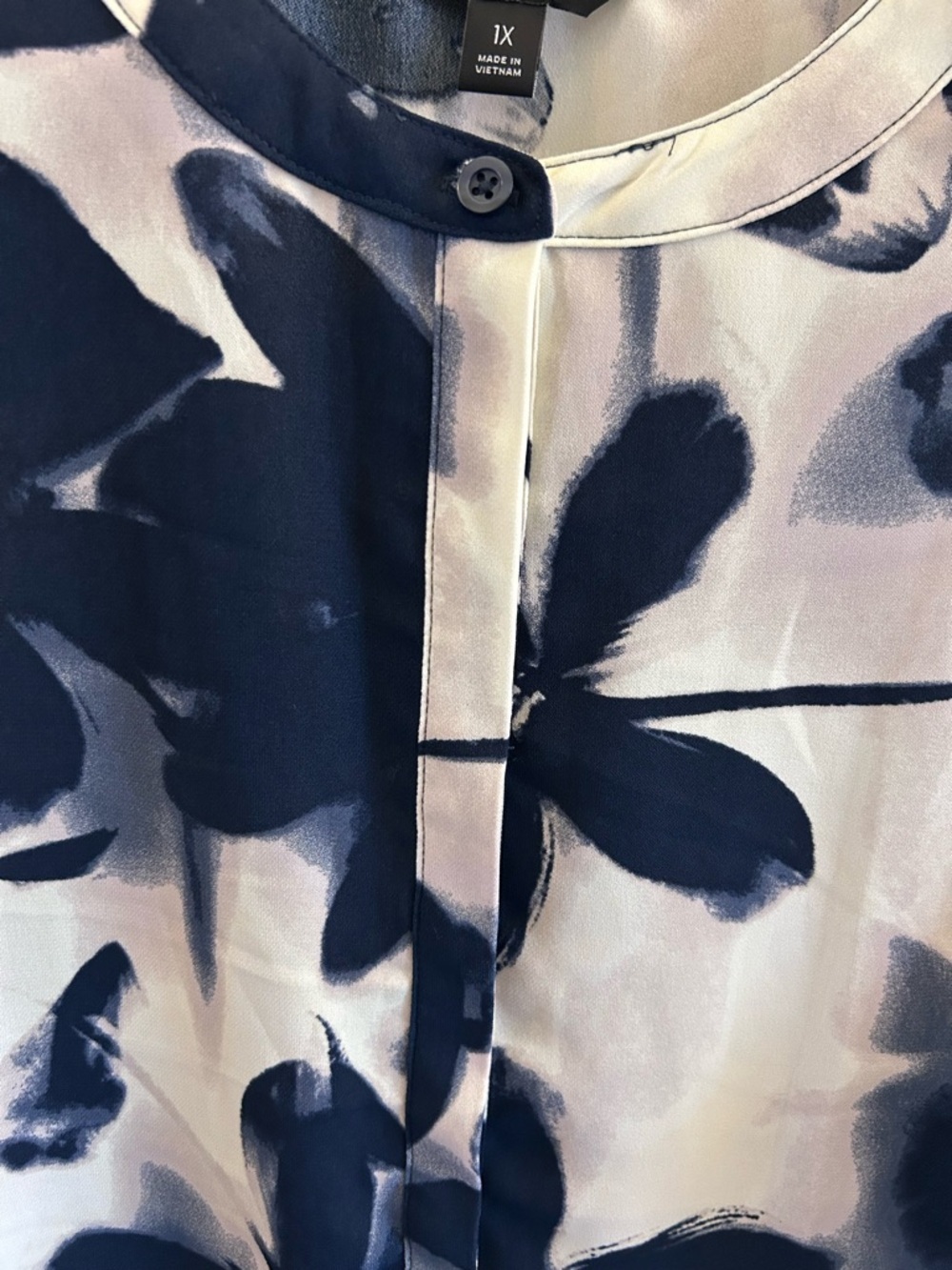 Simply Vera Vera Wang Beautiful Flowy Navy and Cream Floral Sleeveless Top 1X - Picture 8 of 8